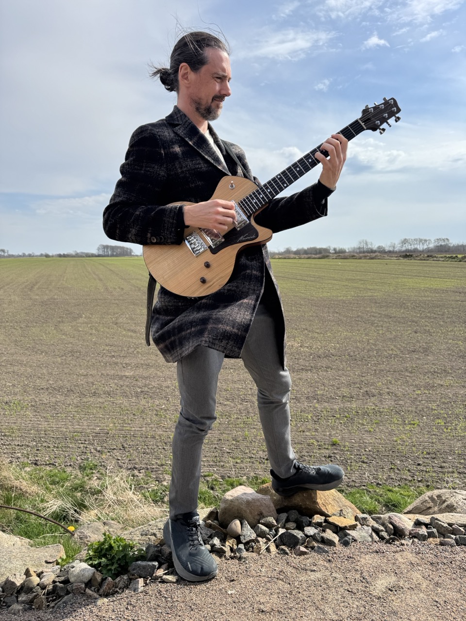 Richard Hauer spelar gitarr